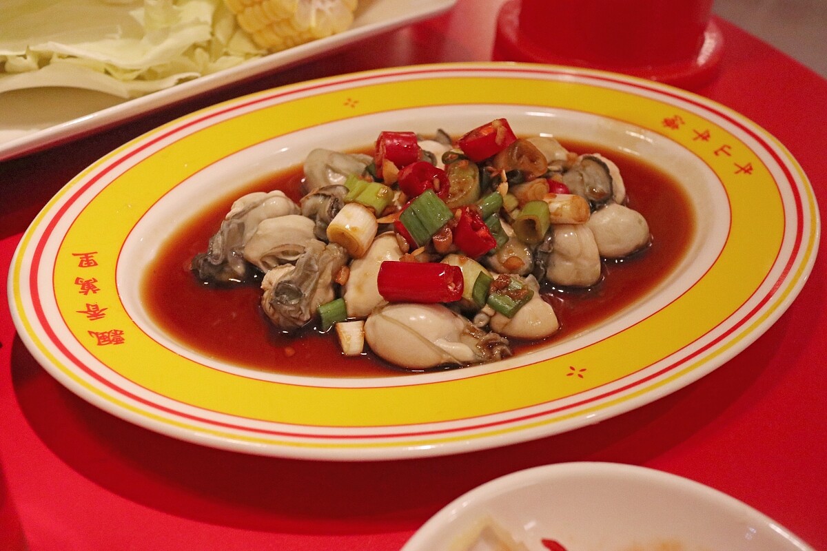 台味冷盤汆燙蒜蓉鮮蚵。