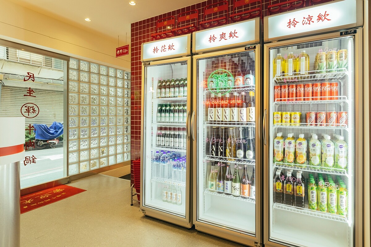 冰箱內有台味十足的啤酒、果汁。