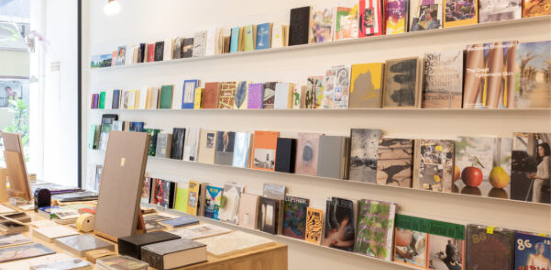 獨立書店「朋丁」召集快閃圖書館，探討藝術作品與閱讀之間的關聯性。