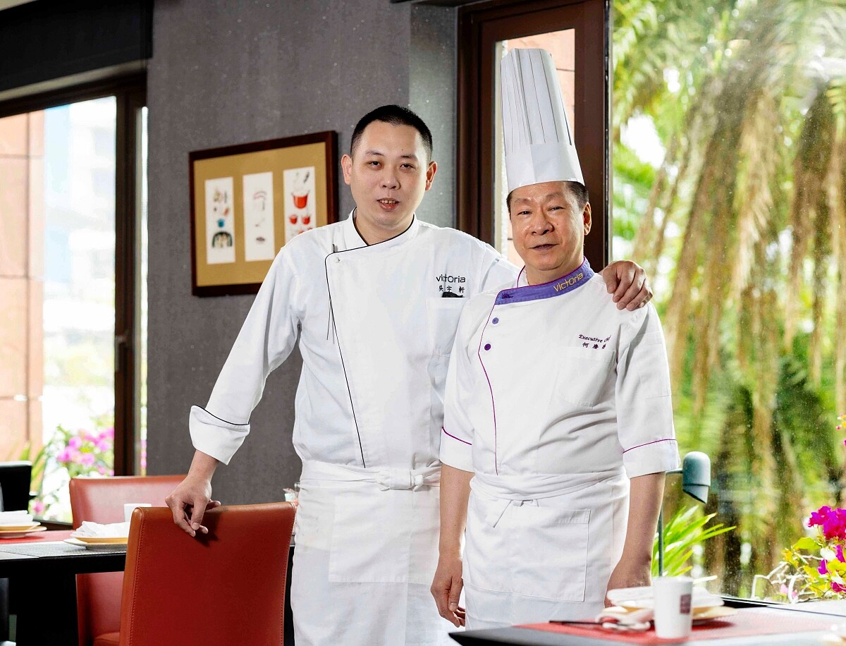 主廚吳宇軒與中餐行政總主廚何慶輝師傅。