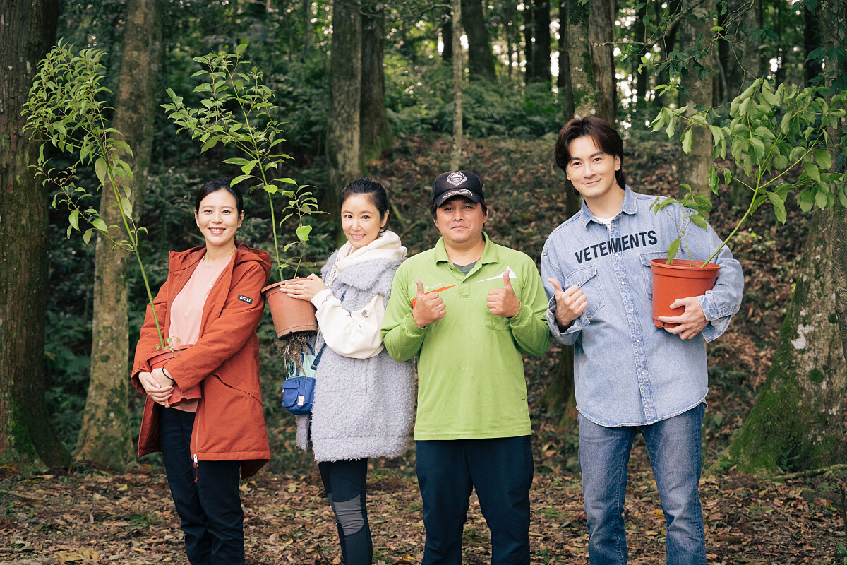 《光露營就很忙了》左起劉品言、林心如、營主、鄭元暢一同參與任務。