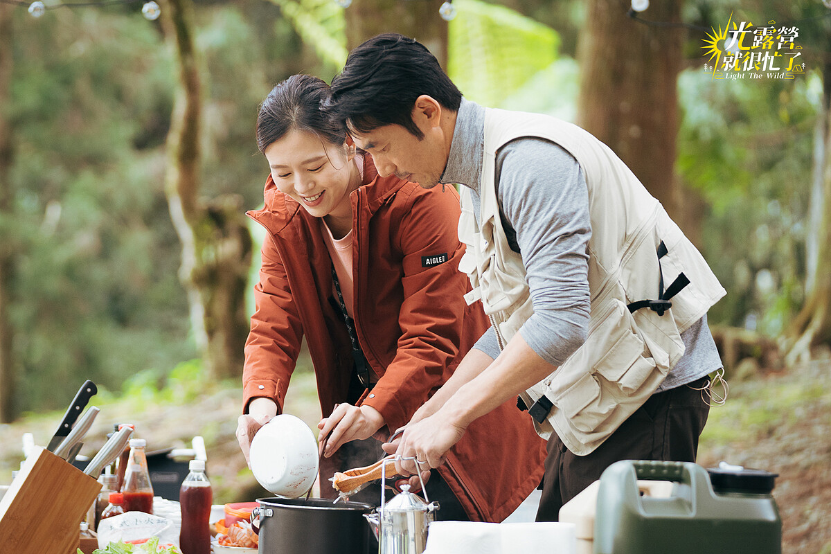 《光露營就很忙了》李李仁一見劉品言就恐嚇玩冰塊。