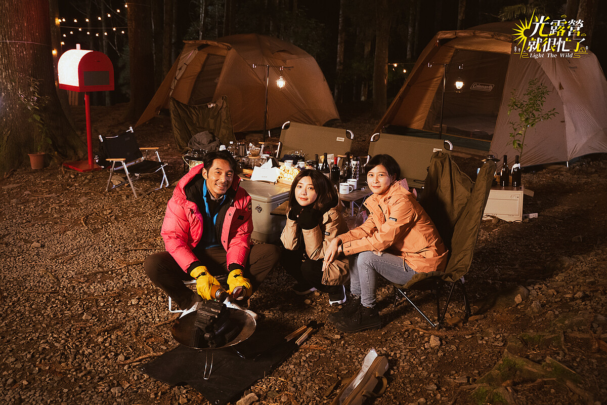 《光露營就很忙了》李李仁、郭雪芙、江宜蓉光升火就很忙了。