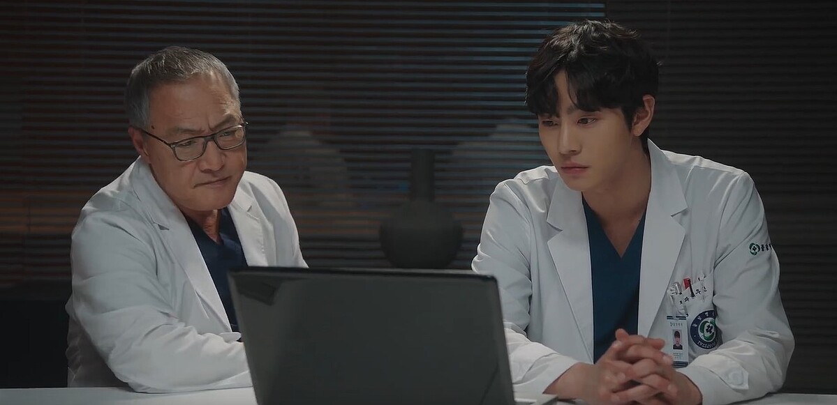 《浪漫醫生金師傅3》車教授(左)與徐宇鎮(右)看著手術畫面、切磋醫術