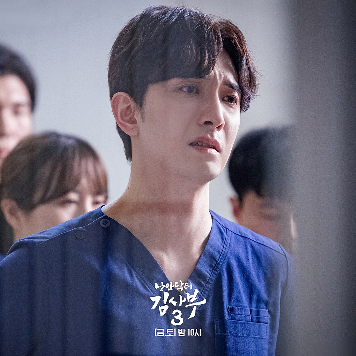 《浪漫醫生金師傅3》鄭仁秀眼前的病人才稍微控制住，另一個傷患卻過世，非常自責沒有面面兼顧