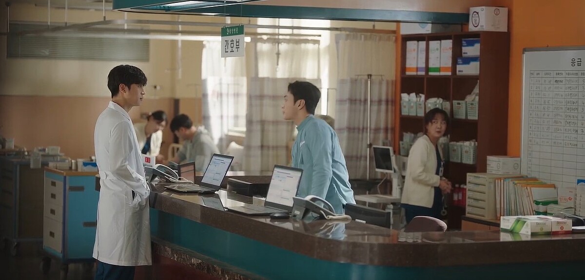 《浪漫醫生金師傅3》張東華(左)沒想到打聽八卦，問到&rdquo;男朋友&rdquo;朴恩卓(中)本人，讓賢晶護士(右)在旁竊笑