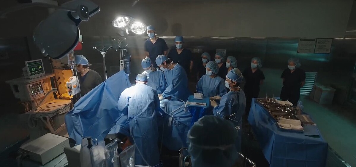 《浪漫醫生金師傅3》張東華(左)沒想到打聽八卦，問到&rdquo;男朋友&rdquo;朴恩卓(中)本人，讓賢晶護士(右)在旁竊笑