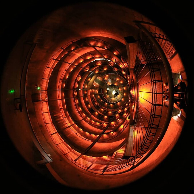 鲁阿庫利（Ruakuri Cave）必須經過15米高的下坡道才能到神秘的地底世界。