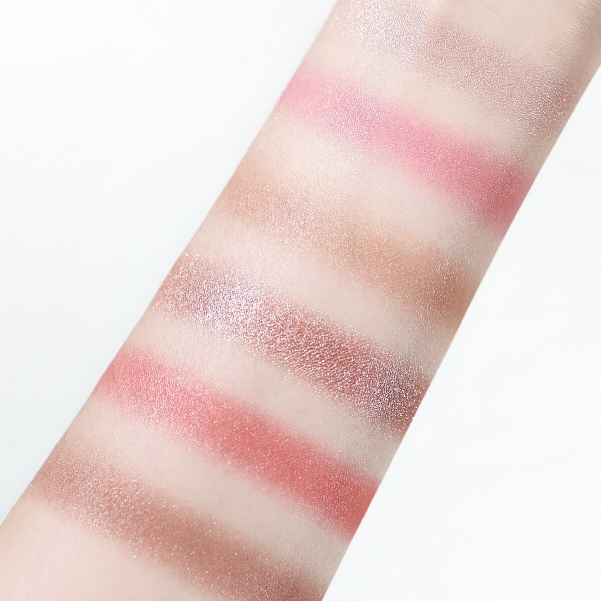 Bobbi Brown輕裸時尚頰彩盤手部試色，(上三色)#LIGHT清甜粉、(下三色)#MEDIUM蜜桃橘。