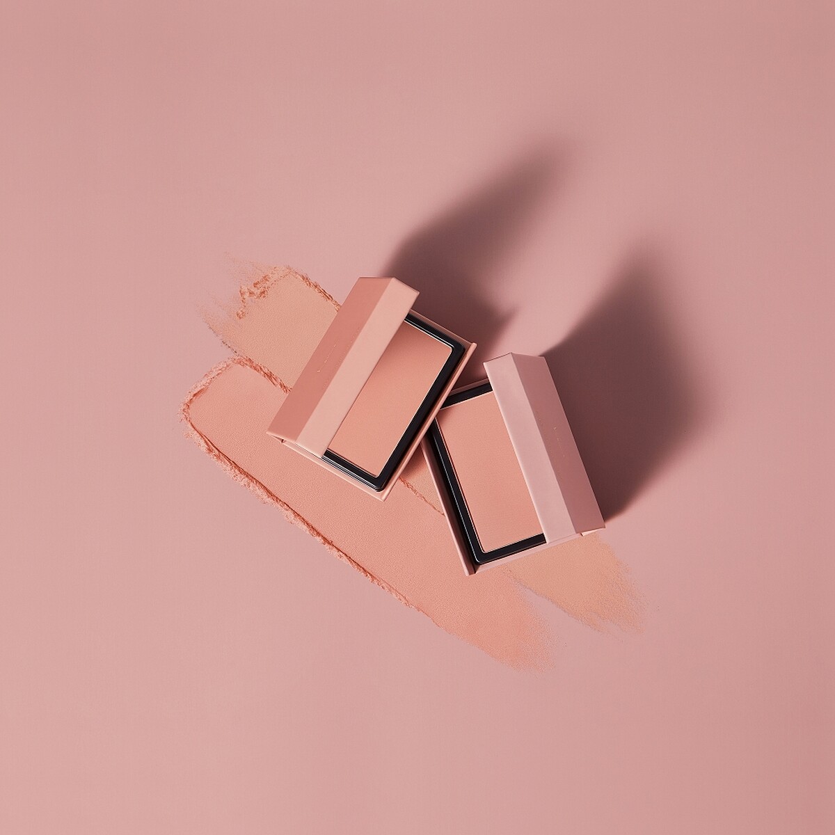 heme單色腮紅盤情境照。