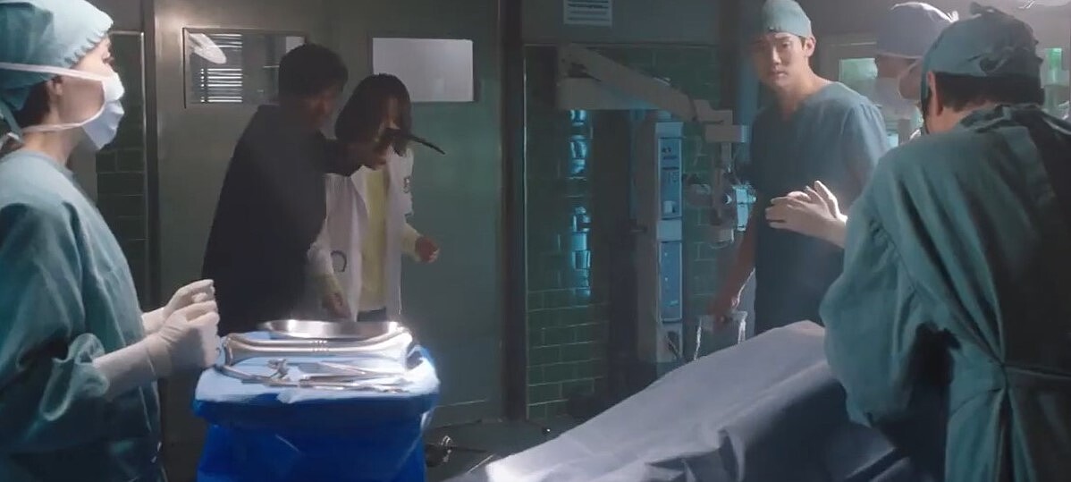在第一季裡，金師傅(右一，背對者)在殺人嫌犯持刀威脅下，絲毫不動搖救治病人的心，是被網友盛讚的經典場景之一