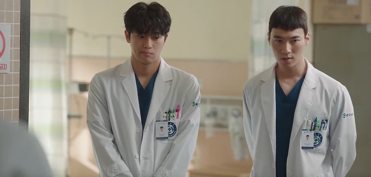 《浪漫醫生金師傅3》張東華(左)與李善雄(右)，兩個欠缺磨練也欠罵的菜鳥醫生