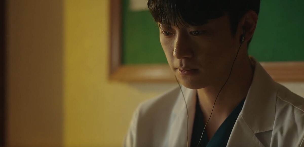 《浪漫醫生金師傅3》張東華聽著Walkman若有所思