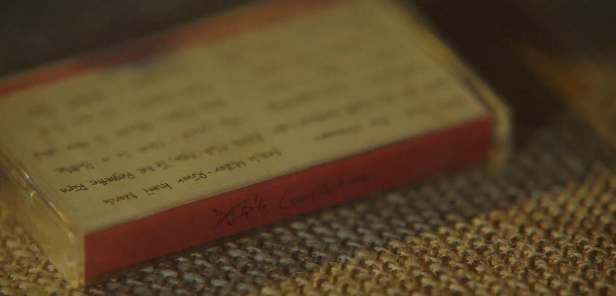 《浪漫醫生金師傅3》錄音帶寫著&rdquo;賢珠的合輯&rdquo;，搭配背景音樂《True Colors》