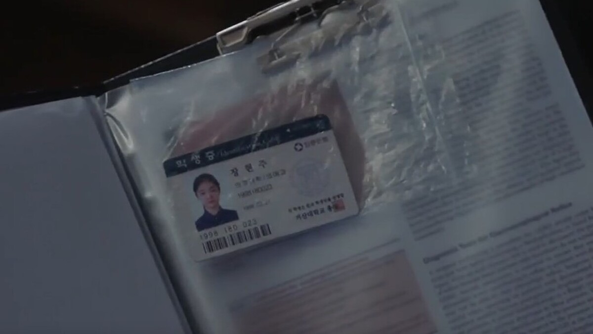 《浪漫醫生金師傅》第一季張賢珠實習醫生證被收藏在金師傅檔案裡，她和張東華是什麼關係呢？令人好奇