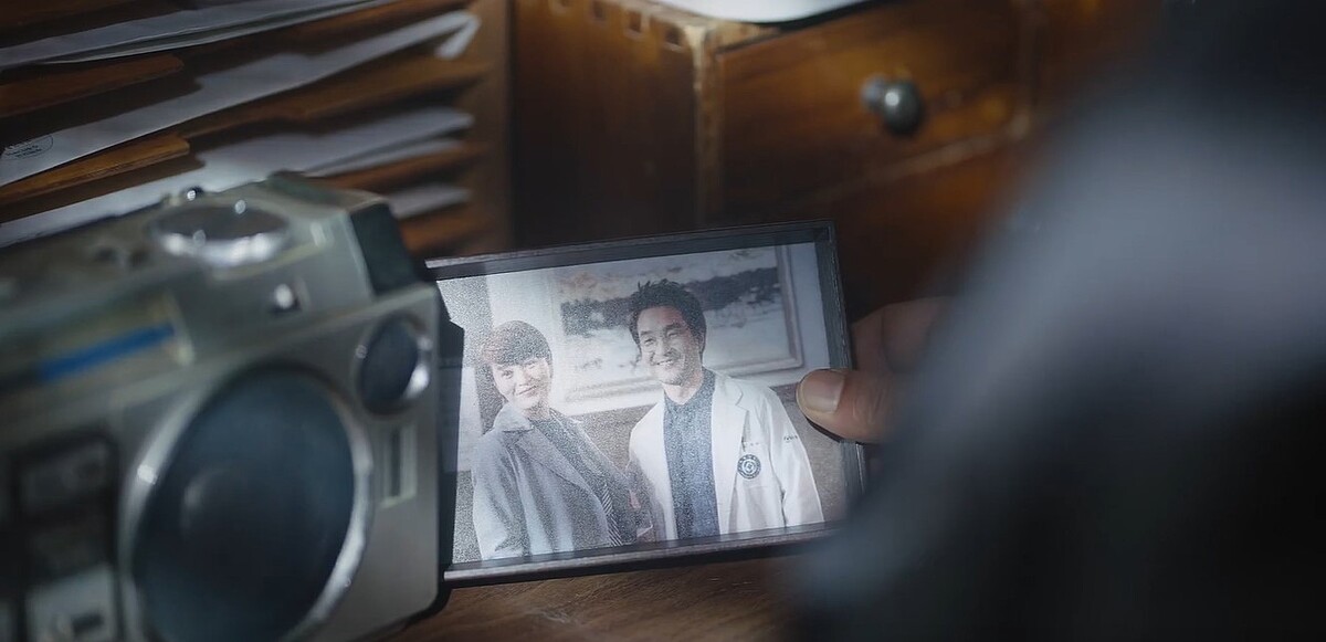 《浪漫醫生金師傅3》金憓秀出現在相框裡，期待再客串衝出如第一季大結局27.4%的收視率！