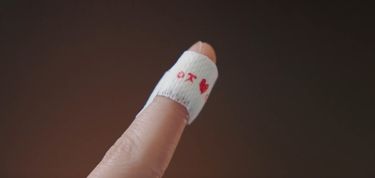 《浪漫醫生金師傅3》車恩彩替徐宇鎮貼上愛的OK蹦，在小細節上表現滿滿愛意