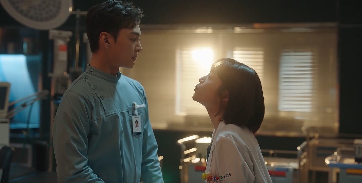 《浪漫醫生金師傅3》尹雅琳(右)偏鄉服務離院一週，回來時向朴恩卓(左)索吻