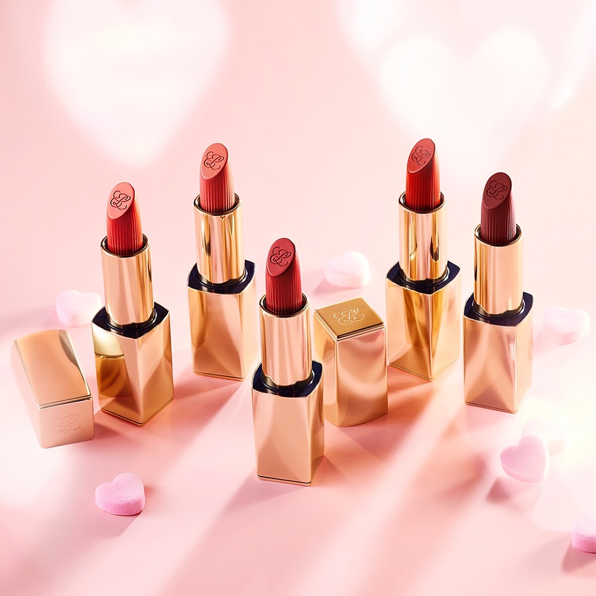 雅詩蘭黛精選熱銷絕美奢潤精萃唇膏解鎖愛情密語。