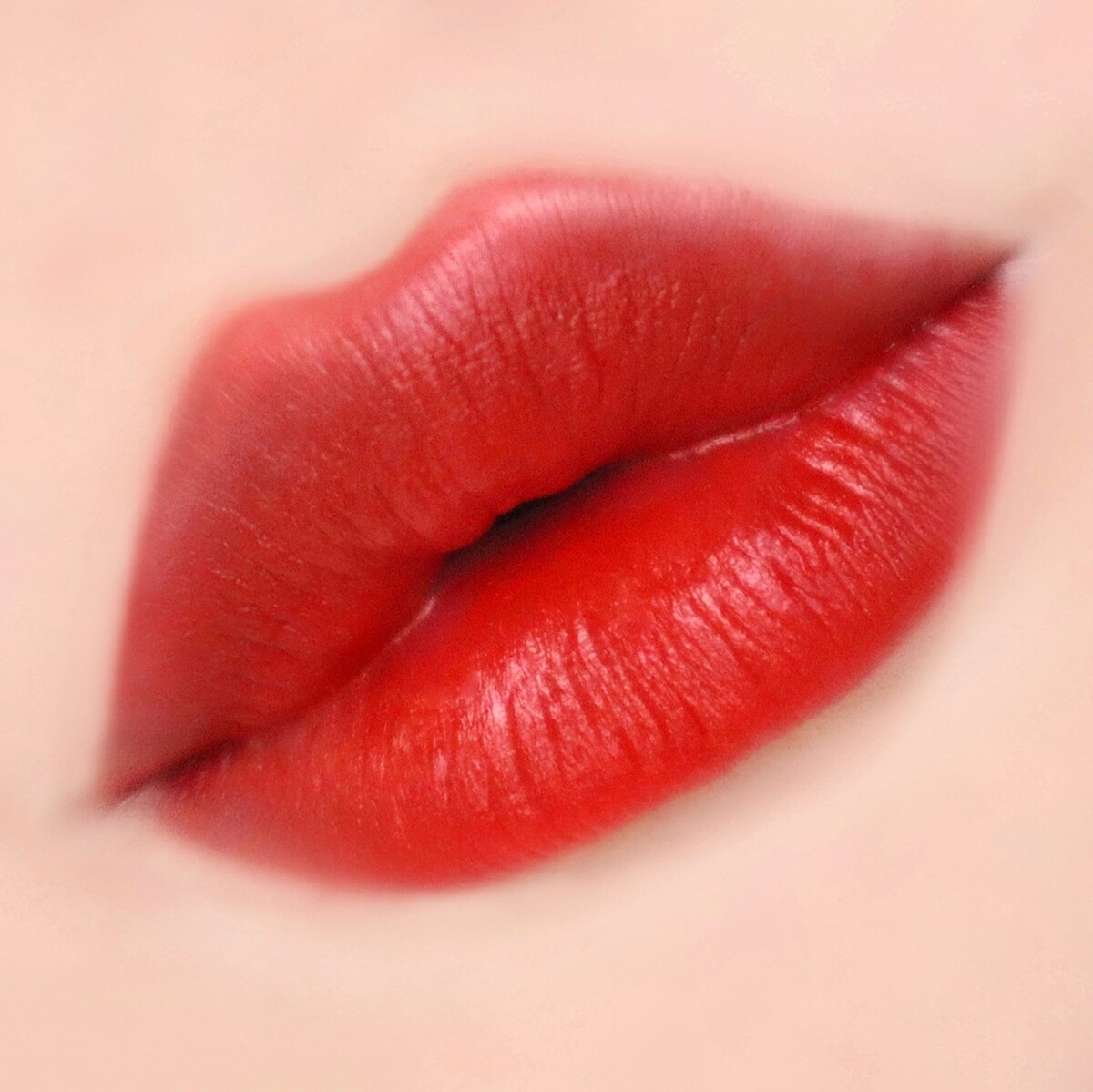 雅詩蘭黛絕美奢潤精萃唇膏(#520女王紅焰)唇部試色。