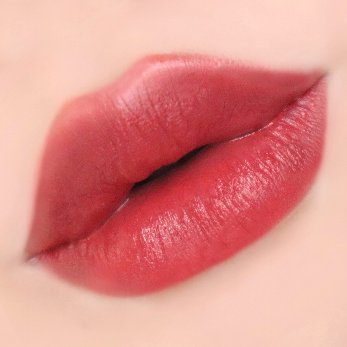 雅詩蘭黛絕美奢潤精萃唇膏(#131知性緋櫻)唇部試色。