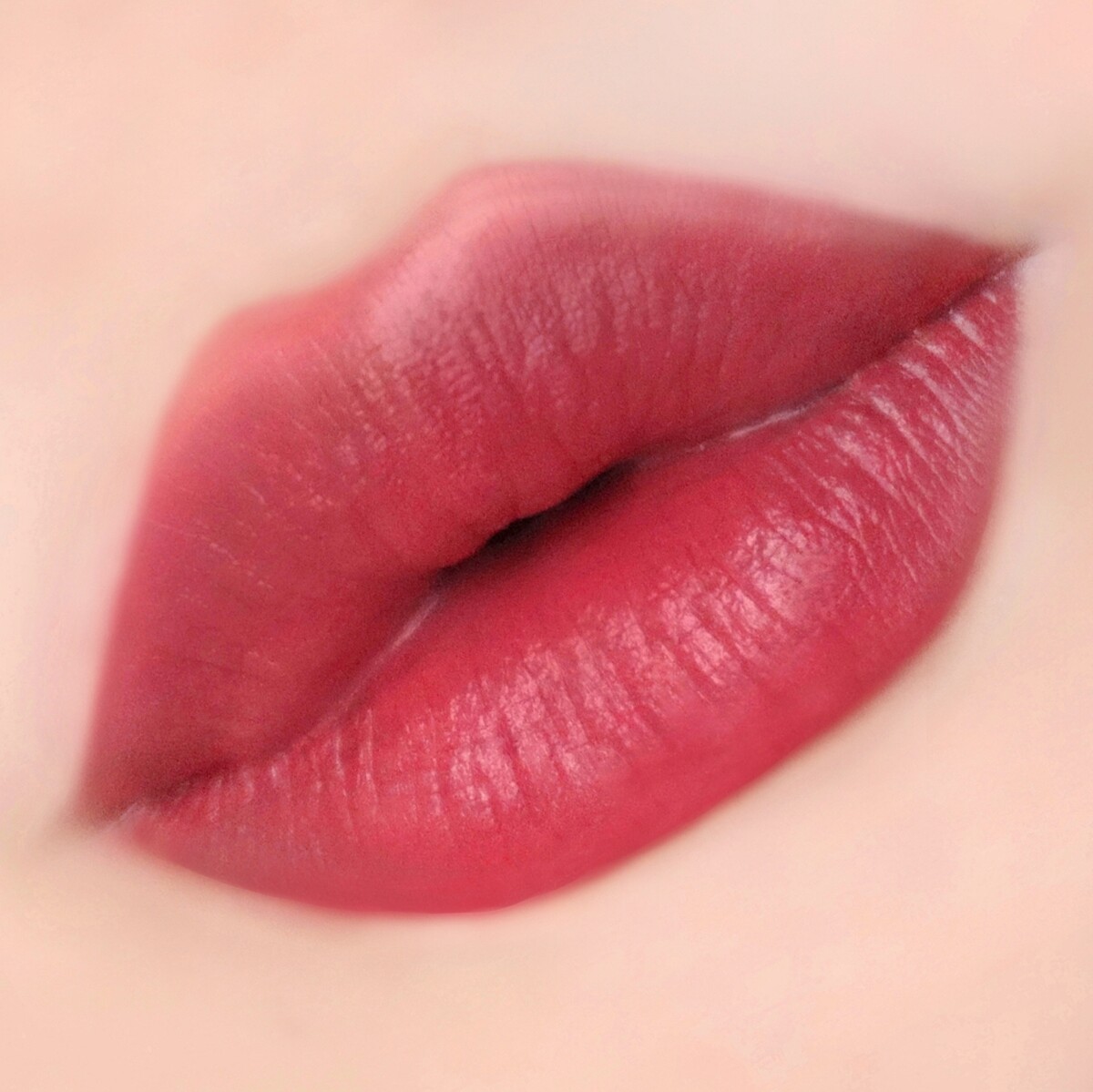 雅詩蘭黛絕美奢潤精萃唇膏(#420玫瑰荔枝)唇部試色。