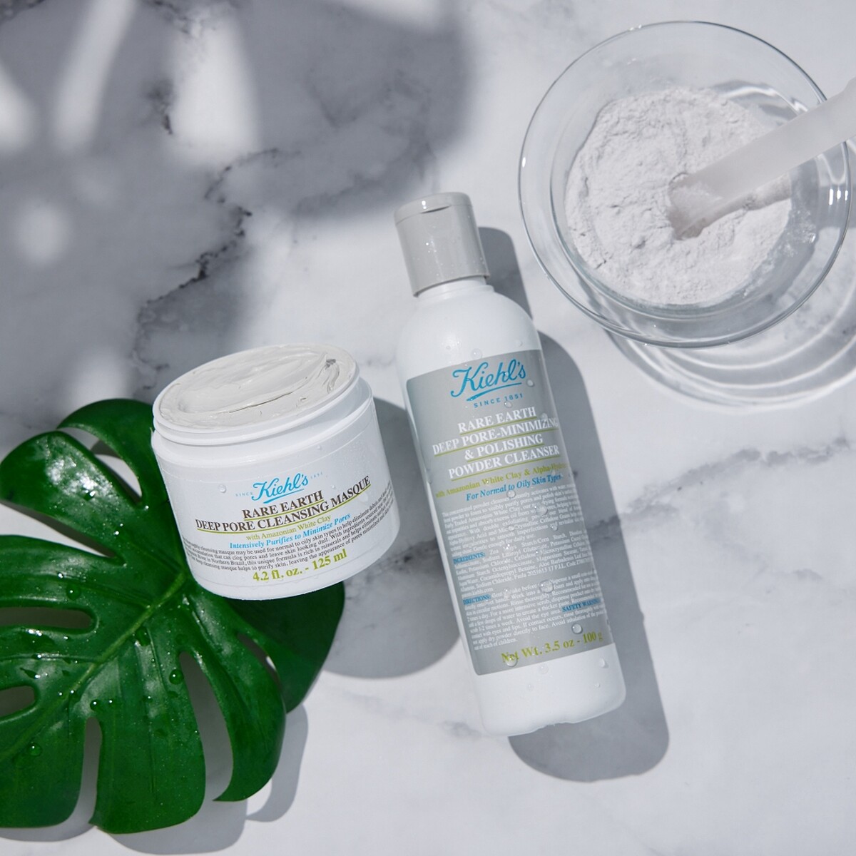 Kiehl&rsquo;s契爾氏亞馬遜白泥凈緻毛孔面膜、亞馬遜白泥粉乾凈潔顏粉產品情境照。