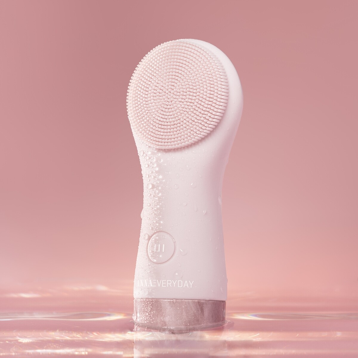 ANNAEVERYAY淨光水芙絨奢嫩矽膠潔膚機情境圖。