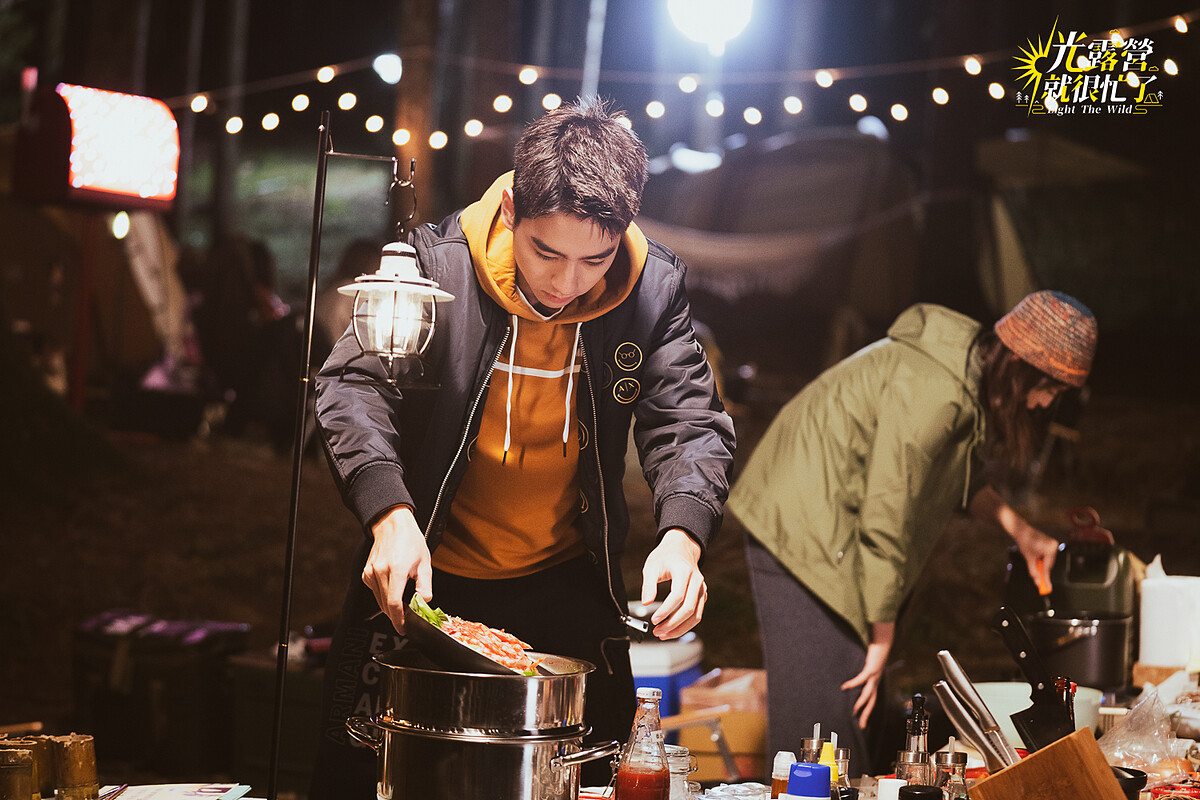 《光露營就很忙了》劉敬在節目中獻廚藝。