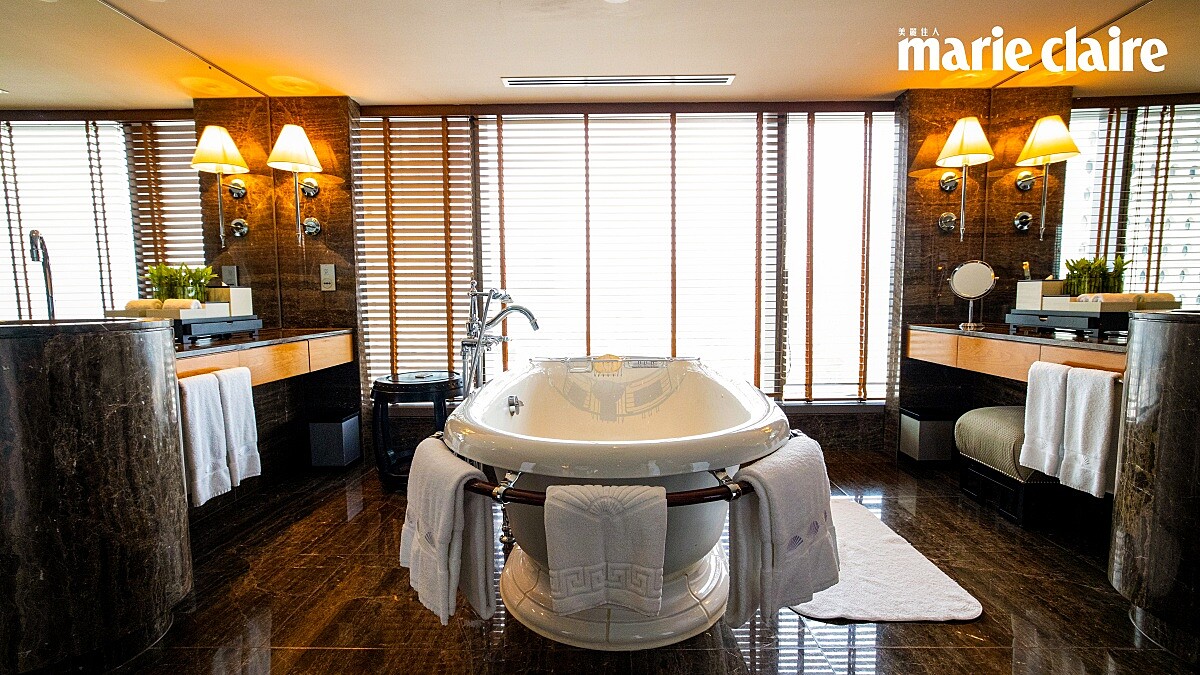 海景套房浴室空間，能邊泡澡邊眺望維港景色