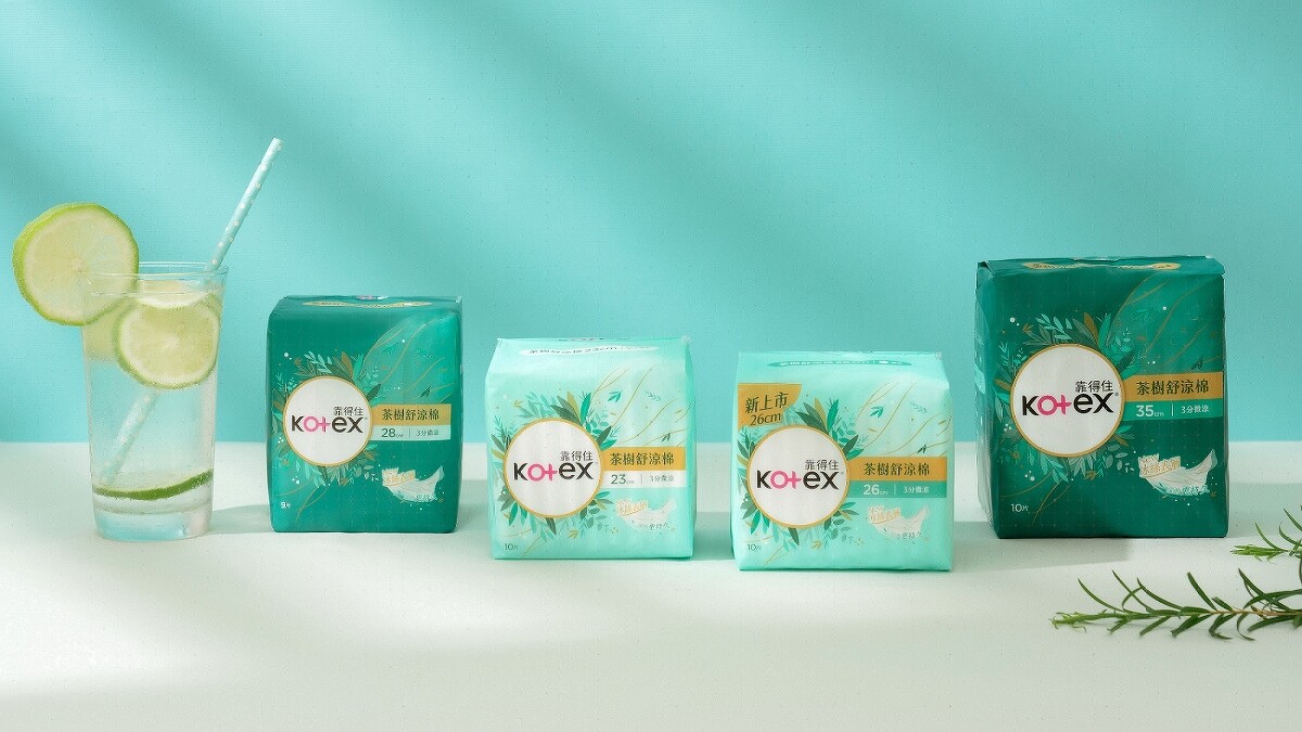 Kotex靠得住茶樹舒涼棉全新升級，首創冰絲表層，藉由會呼吸的透氣孔，快速導出悶熱濕氣，搭配天然茶樹精油微涼舒爽配方，涼感更持久。