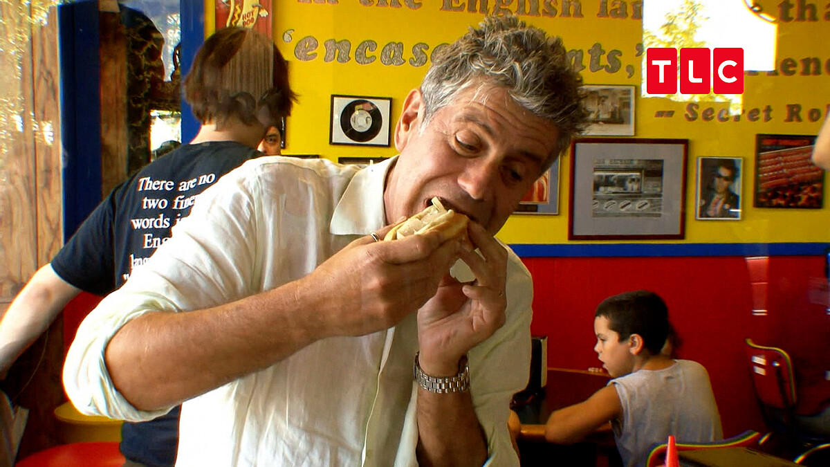 波登造訪芝加哥的熱道格香腸超級商店，直言這裡的熱狗比紐約更美味。