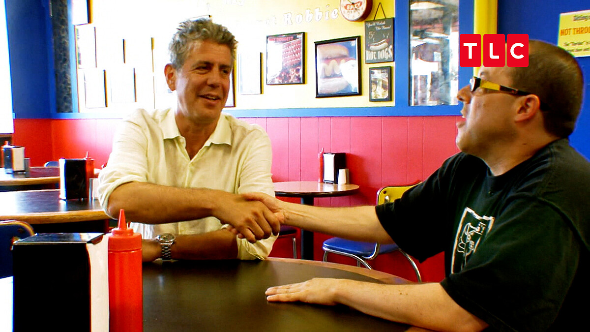 波登向芝加哥人氣熱狗店老闆道格宋致意，感謝他為反對禁肝令挺身而出。