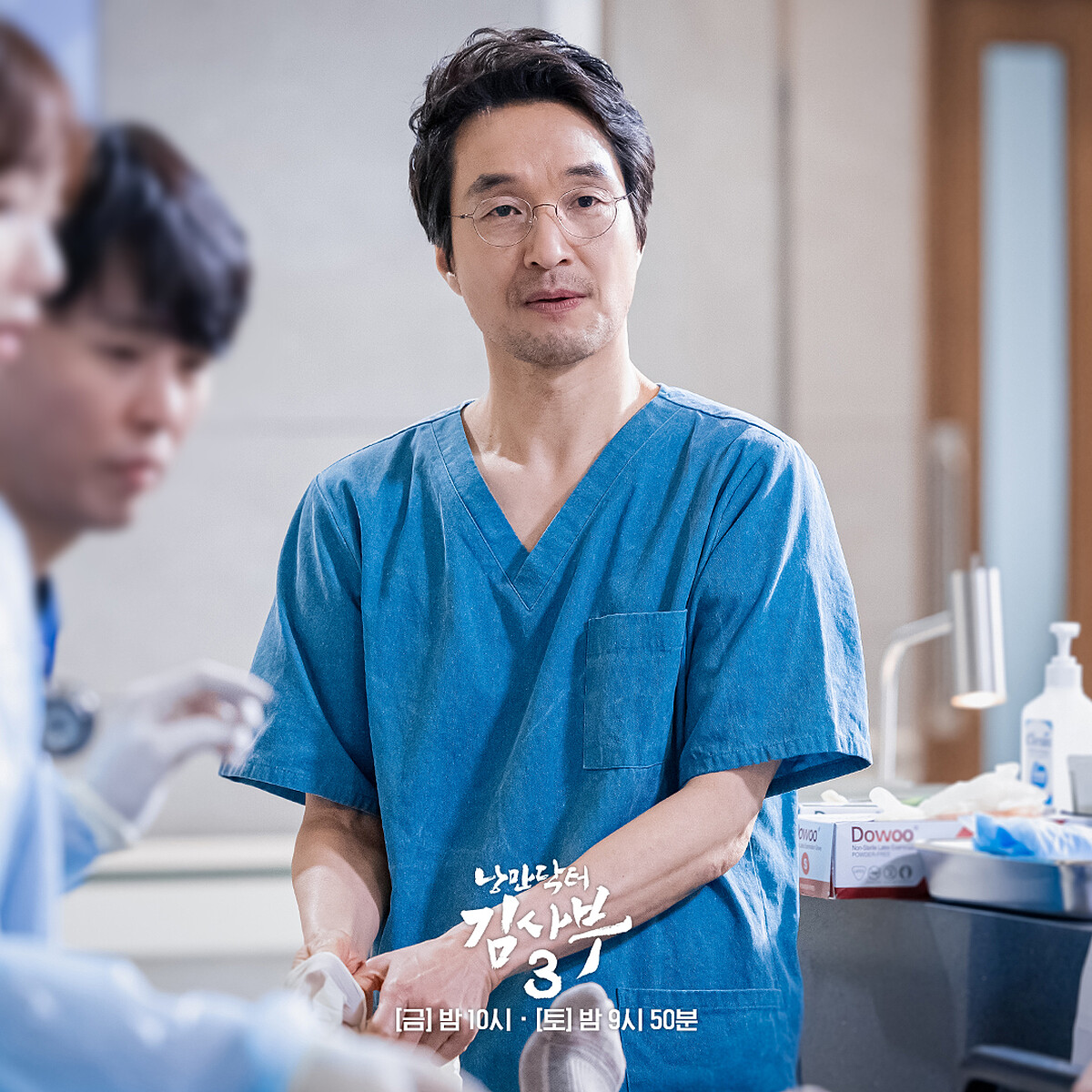 《浪漫醫生金師傅3》金師傅出了開刀房立刻電話遙控人員與傷員避難動向，果然石垣醫院不能沒有金師傅