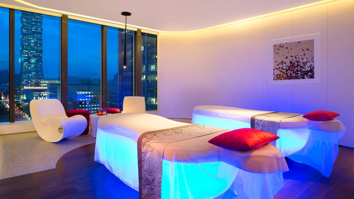 台北W飯店「AWAY&reg;紓壓艙」房間以太空艙為設計靈感，利用純淨的白色調和圓型泡泡打造出遠離塵囂的舒活空間。