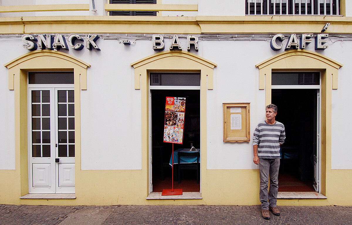 畢生訪問過近一百個國家的他，最終在法國錄製節目途中自殺生亡，留給粉絲無限的遺憾。