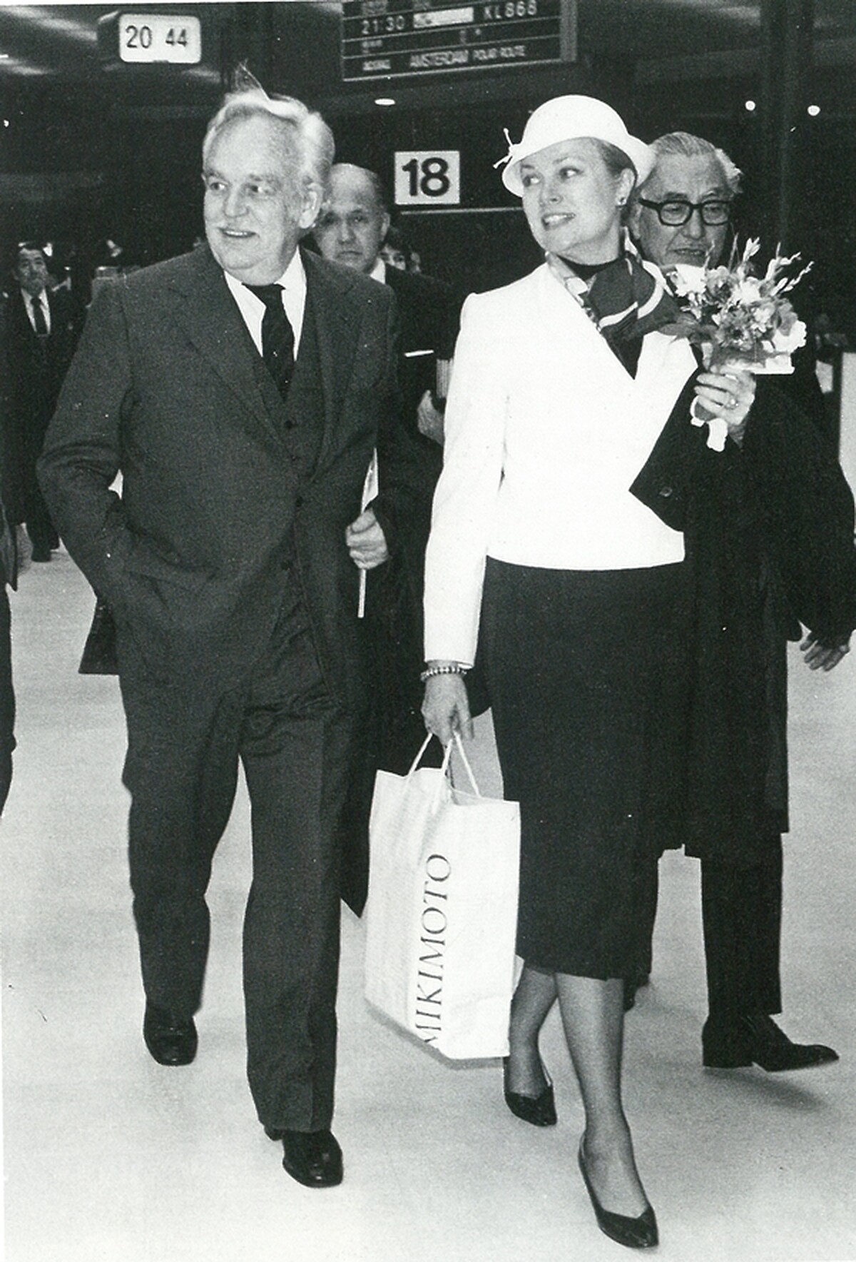 1981年，昭和56年時，葛麗絲凱莉在訪問日本行程結束歸國時，手持MIKIMOTO的袋子