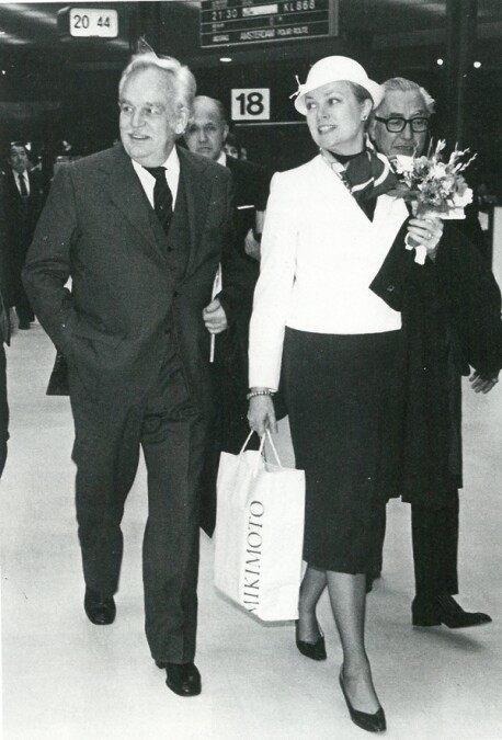 1981年，昭和56年時，葛麗絲凱莉在訪問日本行程結束歸國時，手持MIKIMOTO的袋子