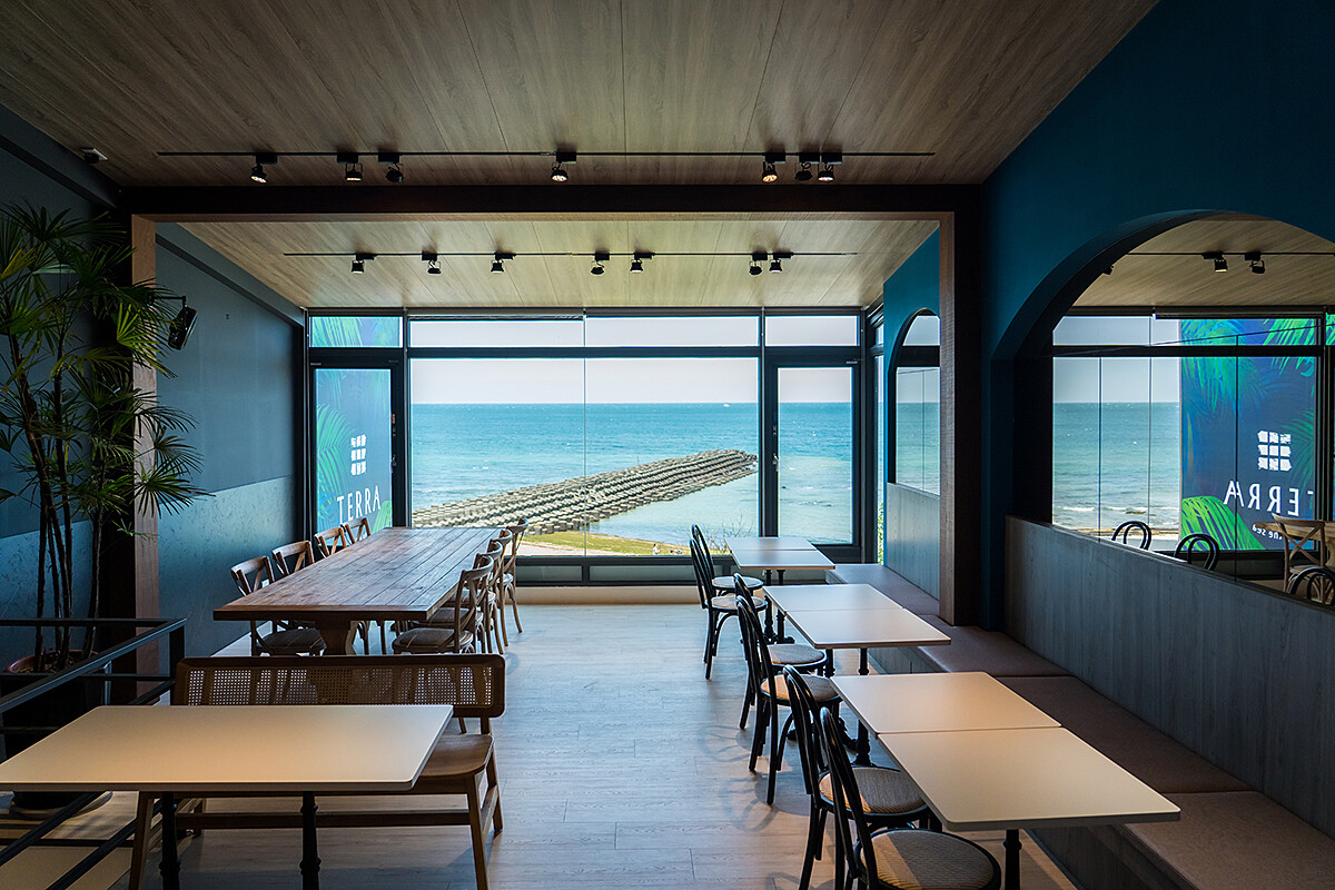 第二家店面「 TERRA by the sea」有著面海的風景。