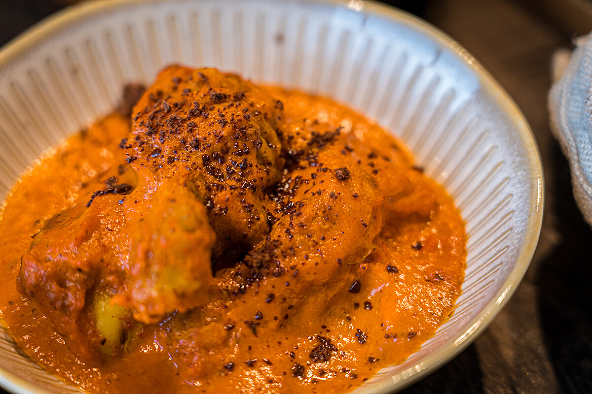 淺水灣店限定餐點「香料雞肉咖哩佐麵包」。