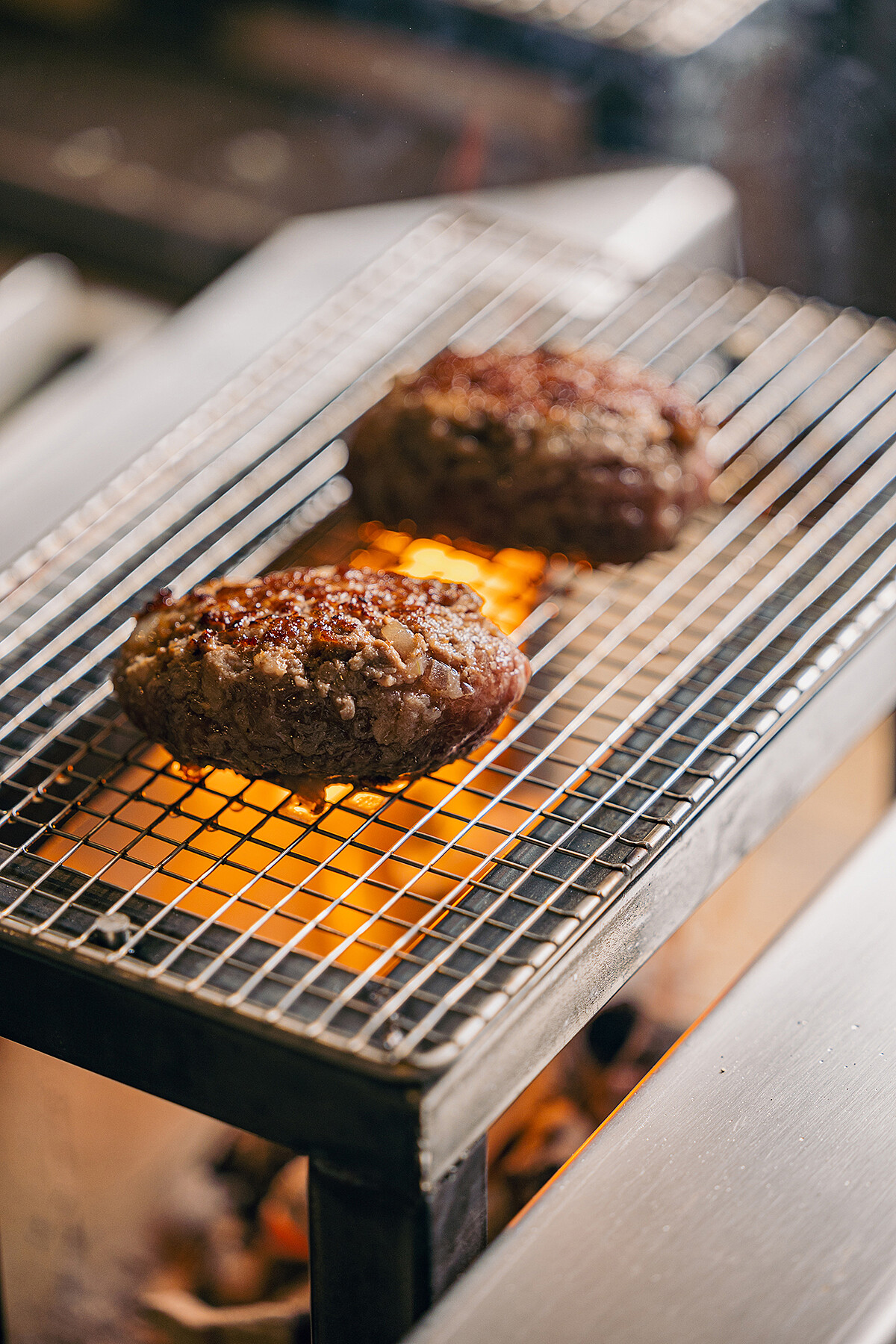 客人可利用專屬炭槽將漢堡排加熱至喜愛的熟度。