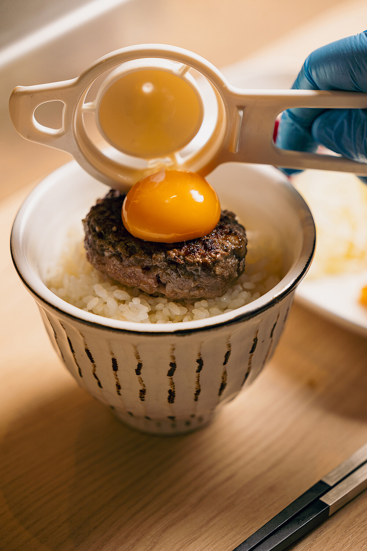 立蛋成功拍照打卡即贈雞肉或豬肉漢堡排。