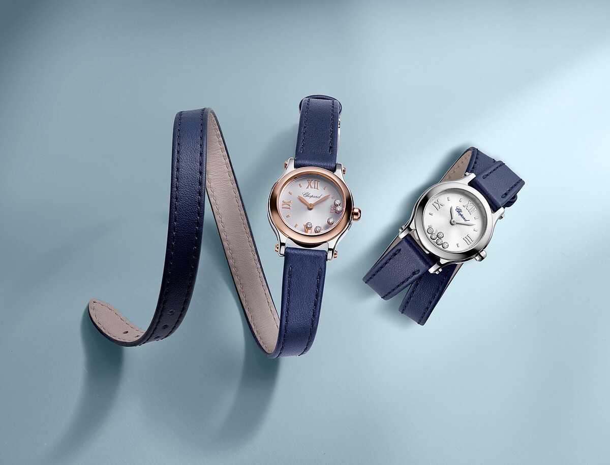 Happy Sport 精鋼玫瑰金腕錶與精鋼腕錶，直徑25毫米，採用Lucent Steel&trade;精鋼與符合倫理道德標準的18K玫瑰金材質，搭載石英機芯，錶冠鑲嵌1顆藍寶石水晶，搭配午夜藍小牛皮雙圈錶帶，五顆滑動鑽石。