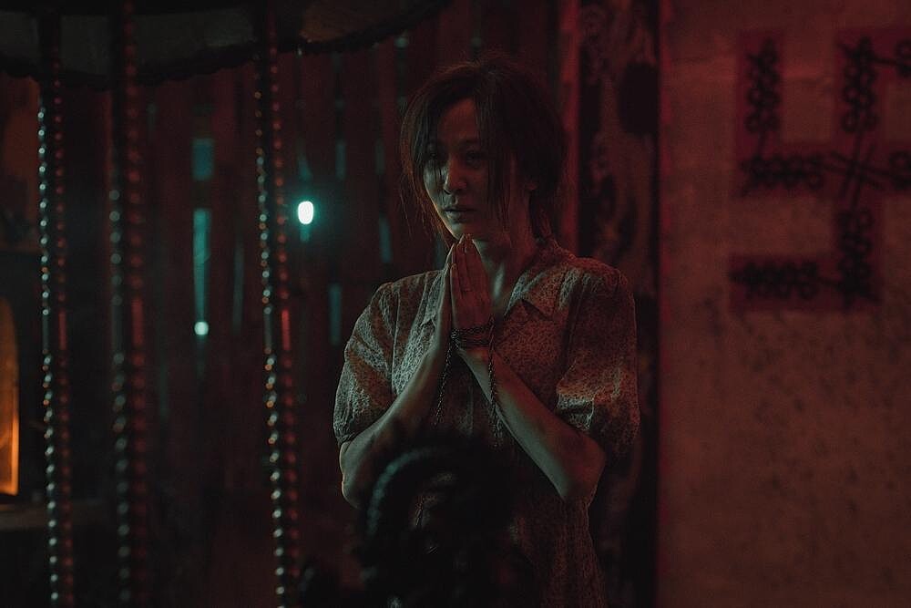 電影《化劫》曾莞婷飾演的王舒雅為救女兒亂拜廟遭遇危險，雷嘉汭飾演的姪女王羽凡努力救姑姑