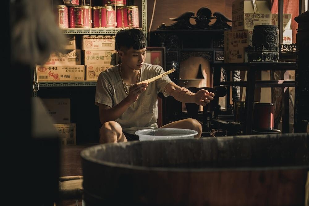 電影《化劫》黃冠智所飾演的阿呆擁有不凡天命，左手被賦予神力，由於難以控制鬼手，時常用符來保身