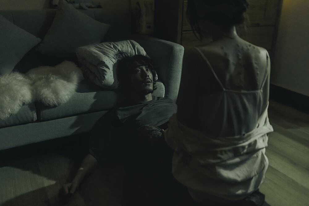 電影《化劫》曾莞婷跟黃騰浩飾演因愛女早夭陷入困境的夫妻檔，還有極具情緒轉折的床戲，美背顯露詭異的「卐」字疤痕