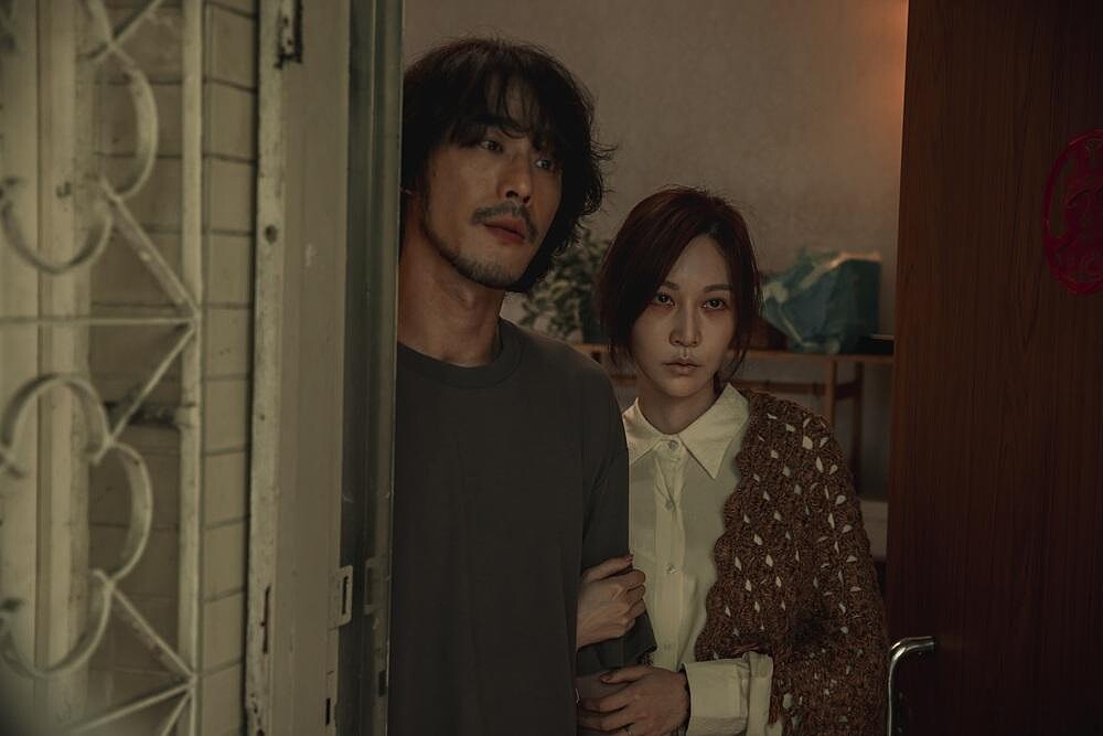 電影《化劫》曾莞婷跟黃騰浩飾演愛女早夭亂拜廟慘撞邪的夫妻