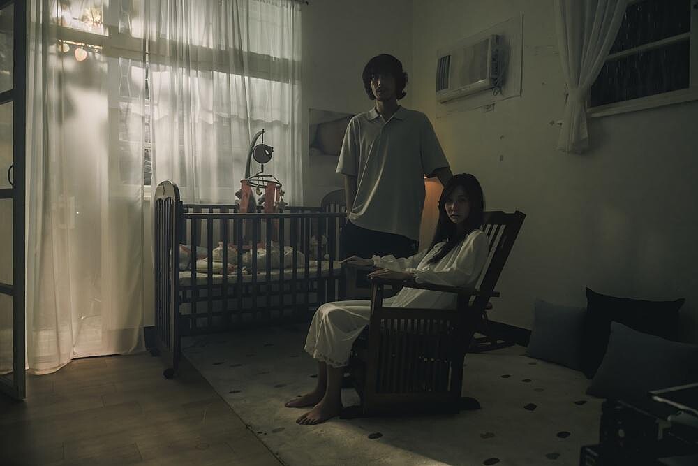 電影《化劫》曾莞婷跟黃騰浩飾演愛女早夭亂拜廟慘撞邪的夫妻