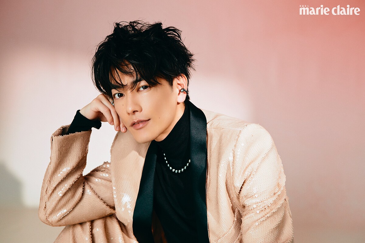 粉色亮片西裝、亮片西裝褲 both by Valentino；Passionoir系列黑珍珠串鍊、黑珍珠耳骨夾、白金與鉑金鑽石戒指 all by MIKIMOTO；黑色高領上衣，私人提供。