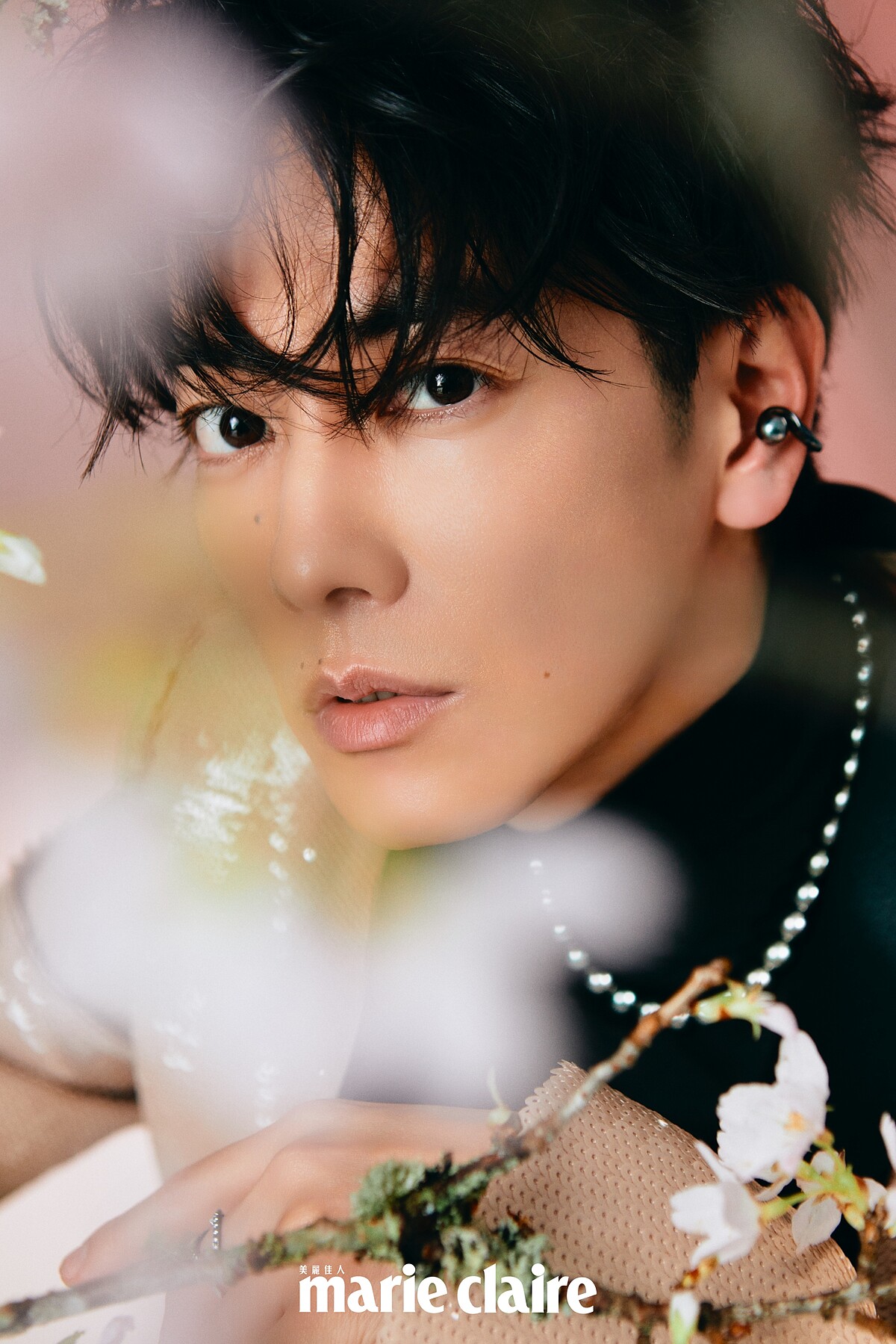 粉色亮片西裝、亮片西裝褲 both by Valentino；Passionoir系列黑珍珠串鍊、黑珍珠耳骨夾、白金與鉑金鑽石戒指 all by MIKIMOTO；黑色高領上衣，私人提供。